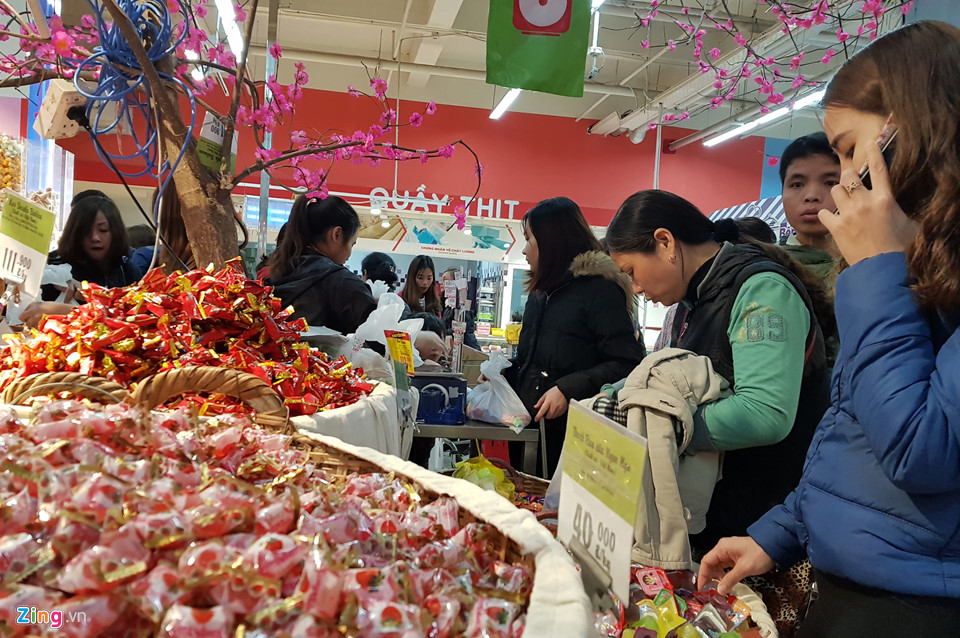 Người Hà Nội tấp nập đi sắm Tết sớm